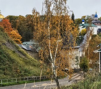 Осень в реставрируемом Псково-Печерском монастыре