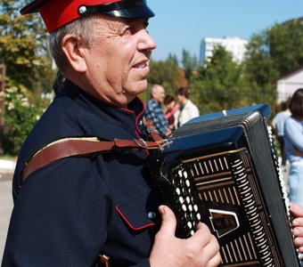 Веселый баянист