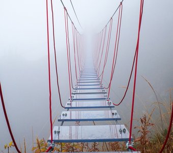 Подвесной мост на Розе Пик в осеннем тумане