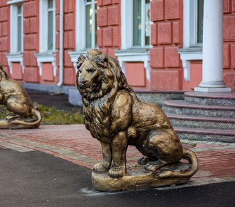 Скульптура «Императорский лев»