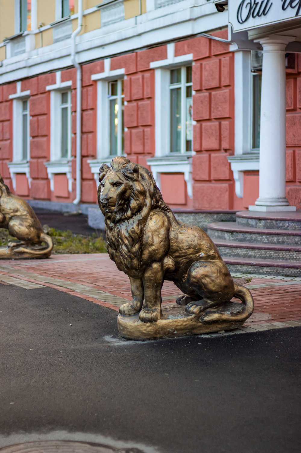 Скульптура «Императорский лев»