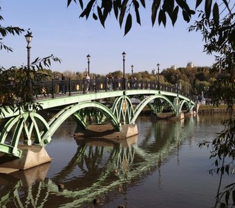 Мост в Царицыно. Отражения