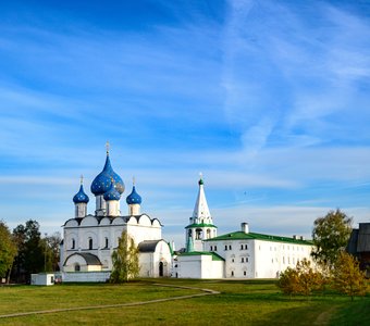 В Суздале. Женский лик на небе