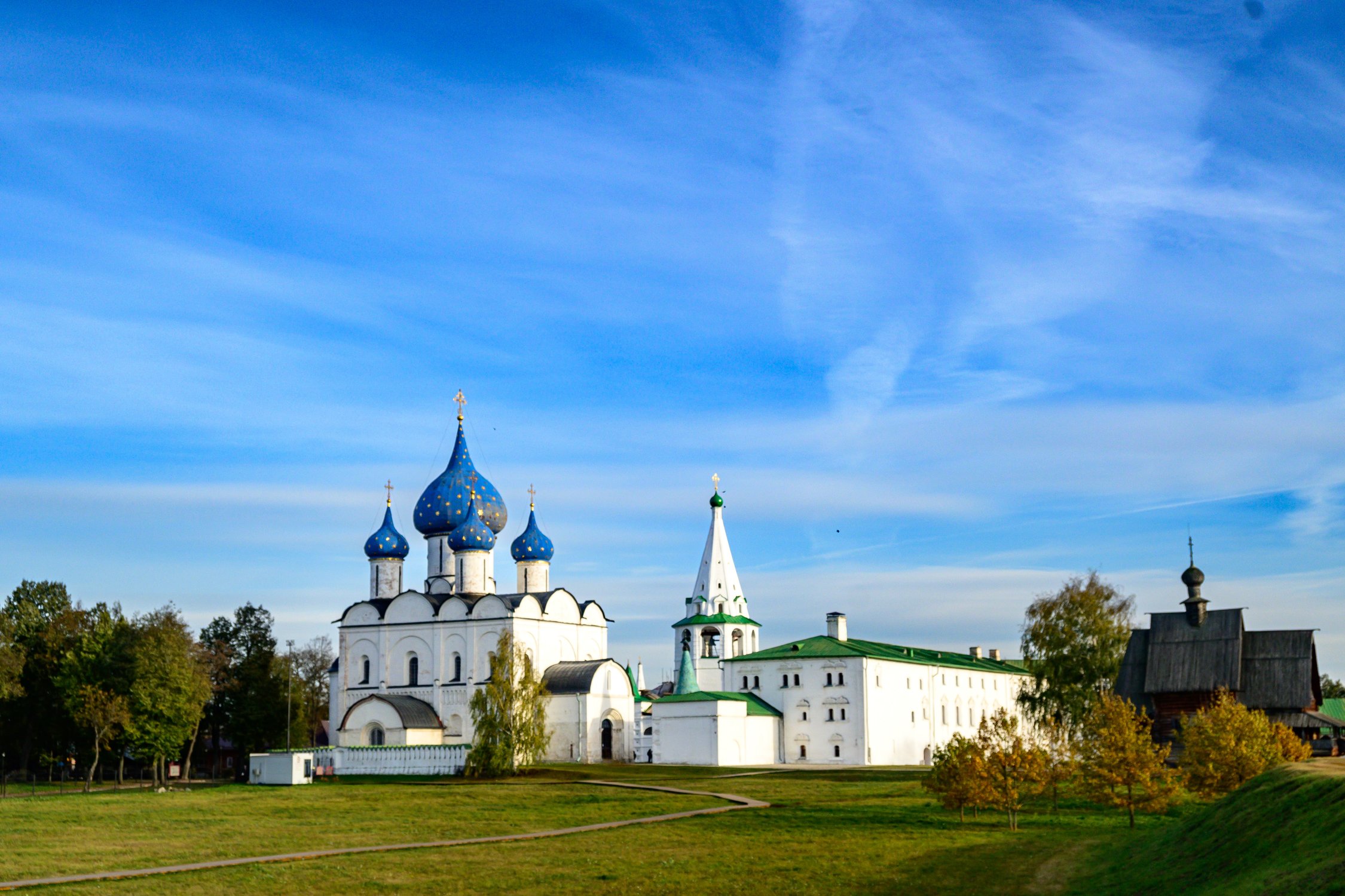 В Суздале. Женский лик на небе