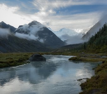 Утренний туман в горах Алтая