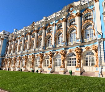 Фасад величественного здания Екатерининского дворца в Санкт-Петербурге