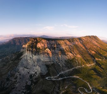 Величественные скалы Дагестана на закате