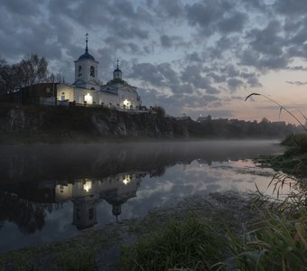 Храм на берегу реки.