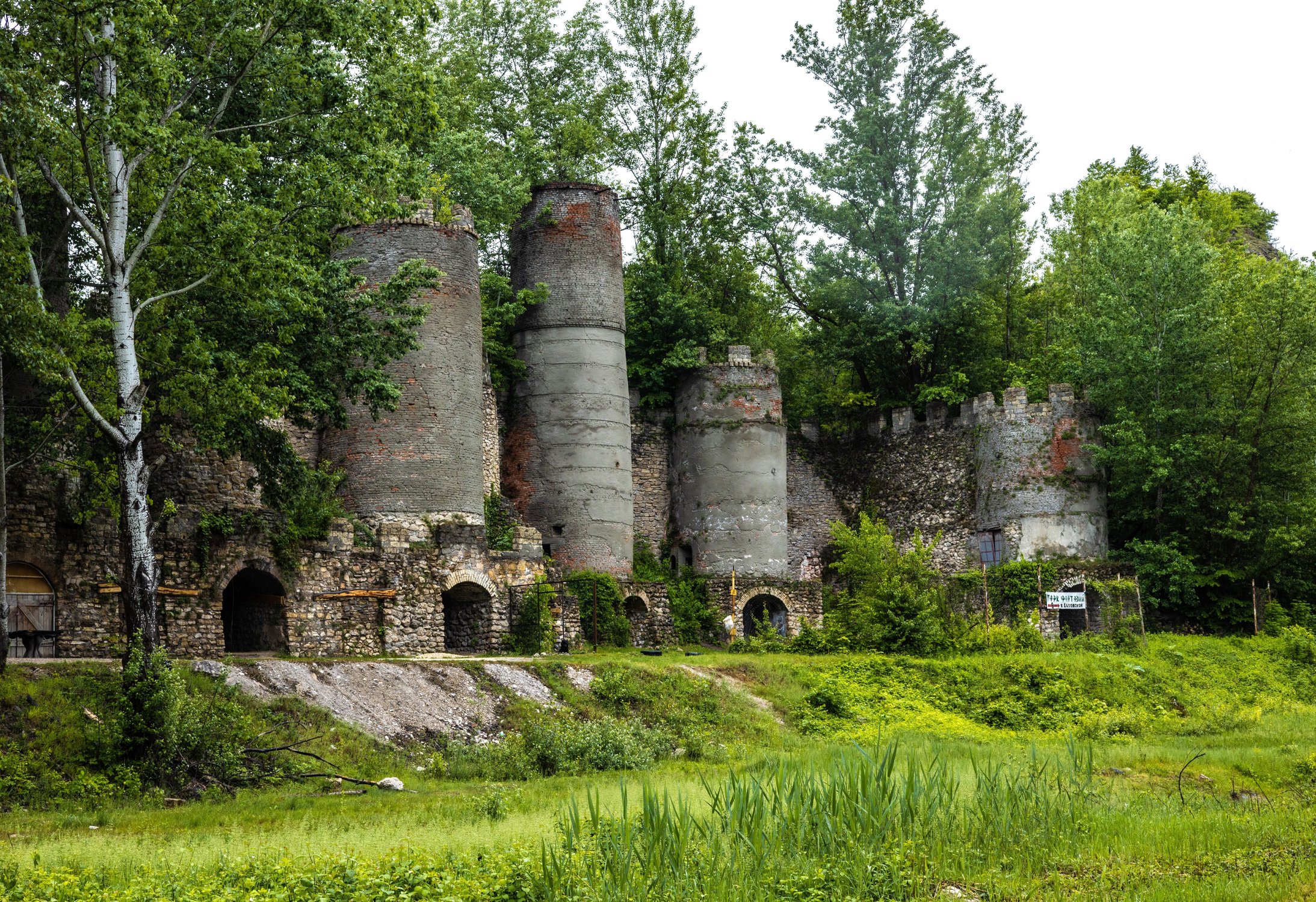 Крепость с башнями