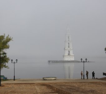 Колокольня в Калязине в тумане.