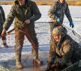 Якутские рыбаки на традиционной рыбалке - мунха