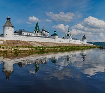 Монастырь на Волге