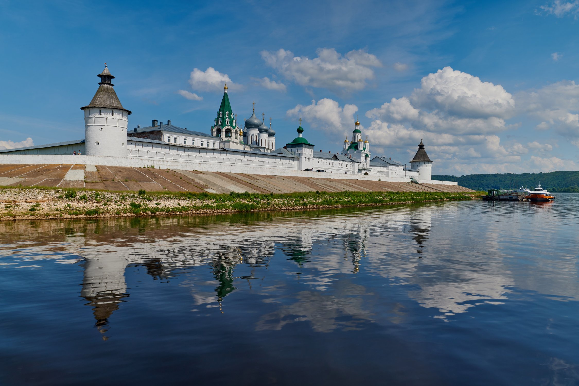 Монастырь на Волге