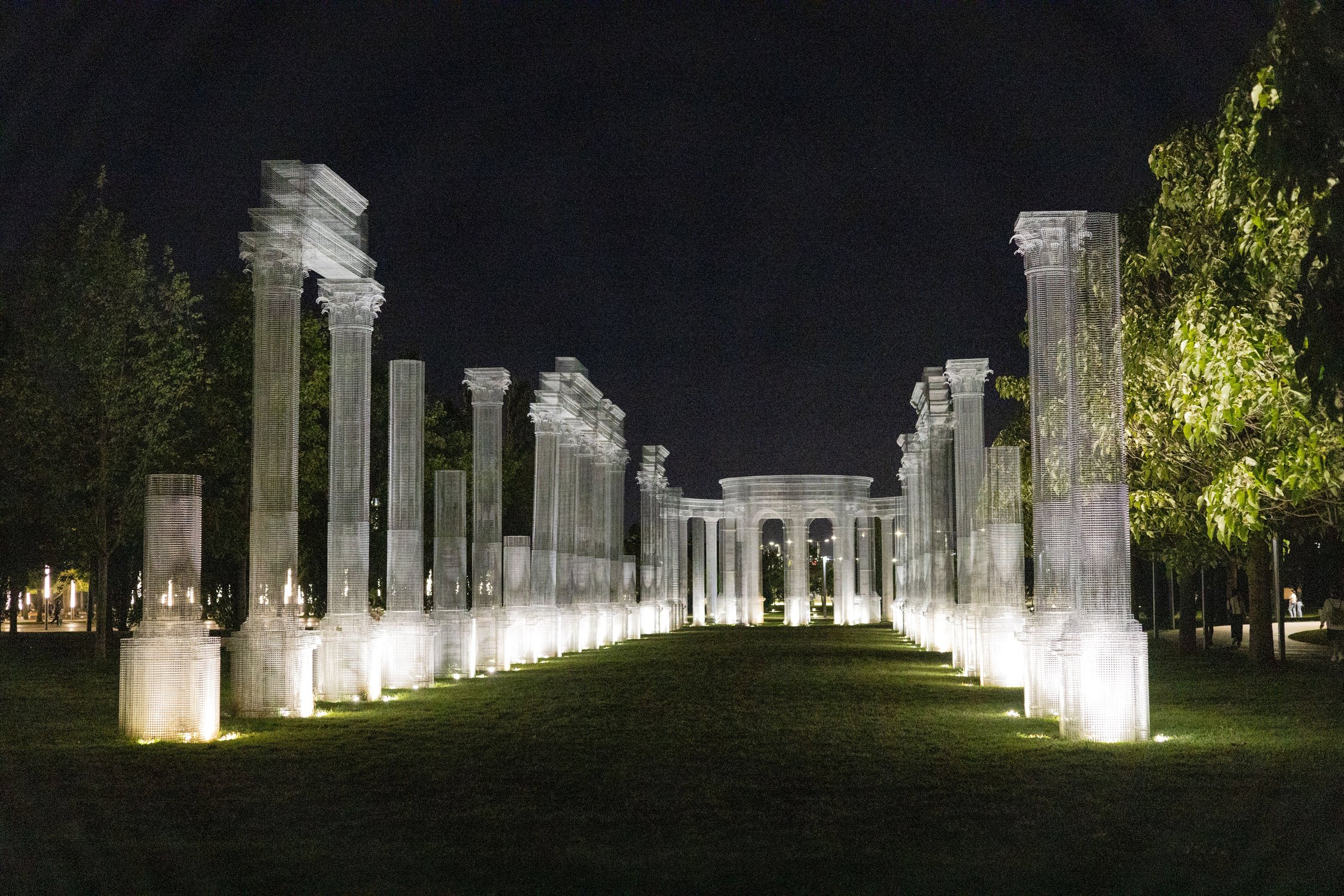 Призрачные триумфальные колонны