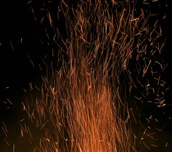 Искры пламени от костра ПКТ феста