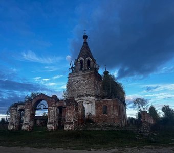 Свидетель прошлого: сквозь руины к небесам