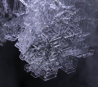 Крупные снежинки в штольне Приполярного Урала