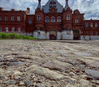 у старого монастыря