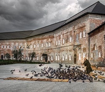 Голуби в монастыре