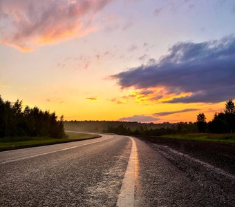 Затихает перед ночью