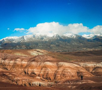 Красные пески, крутые горы и кратеры