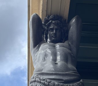 Атланты держат небо на каменных руках…