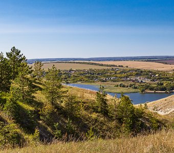 Между холмами и полями, село на Волжских берегах