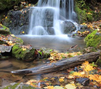 Осенний водопад