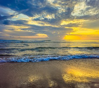 Тёплый морской закат