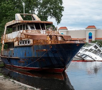 Заброшенный корабли на фоне Острова мечты