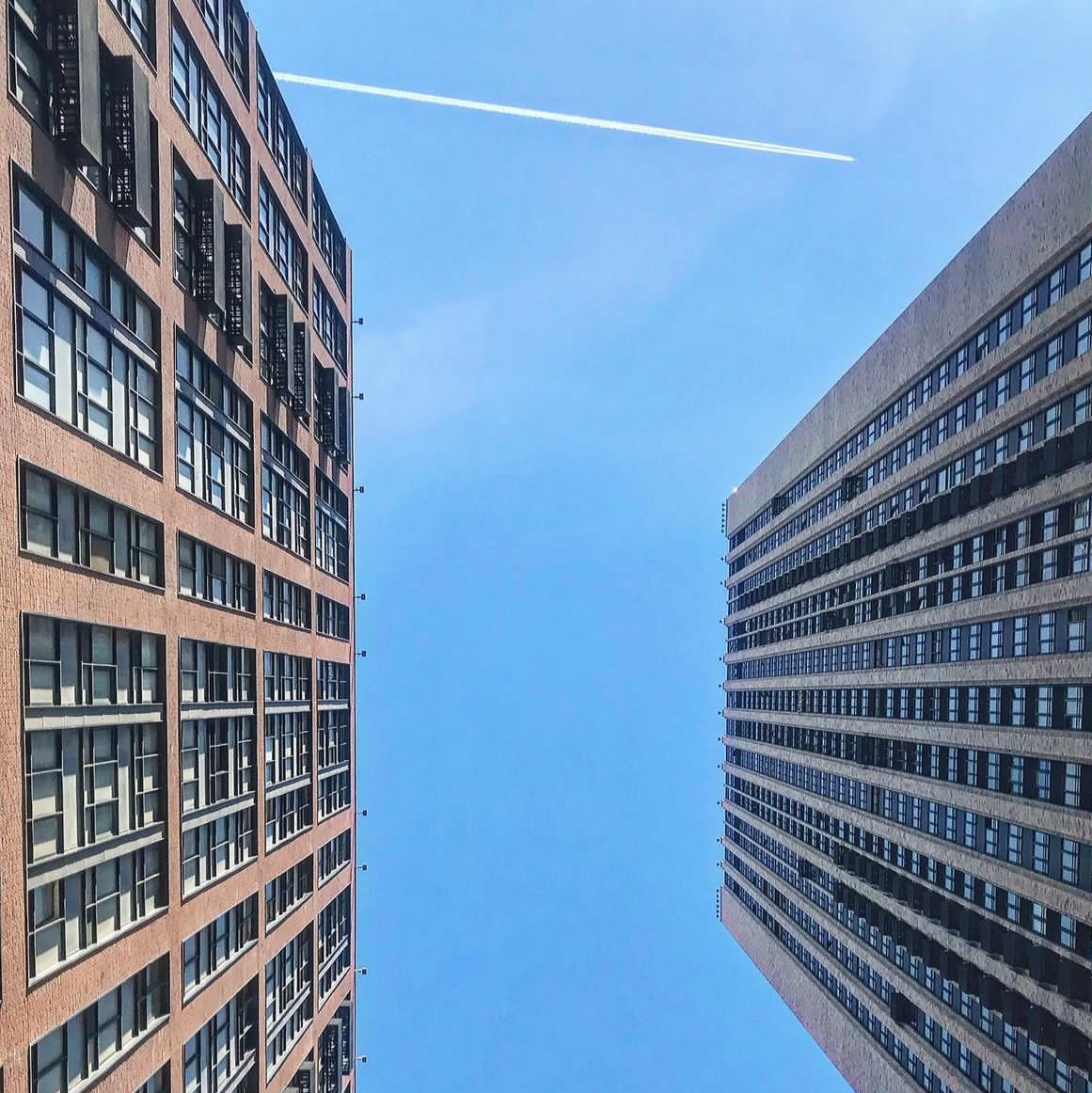 Взгляд в небо офисного работника на обеде