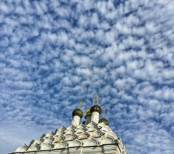 Облака на куполами