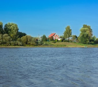 Деревня Пахотино со стороны реки Сухона ясным сентябрьским днём