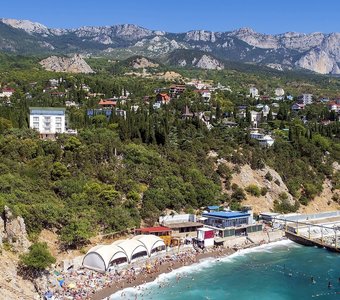 Вид на посёлок Симеиз со скалы Дива