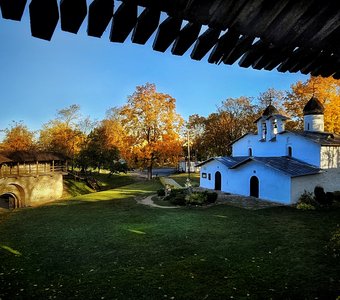 Осень. Храм Рождества и Покрова от Пролома