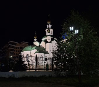 Православный храм при свете фонарей