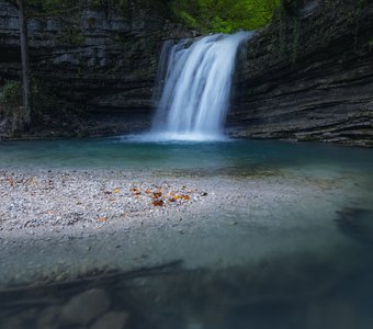 У осеннего водопада