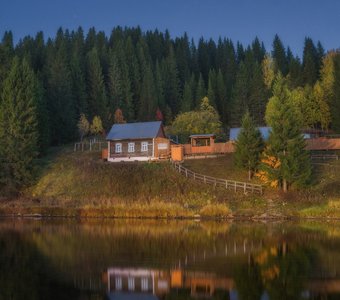 Вечер у живописного домика на берегу Усьвы