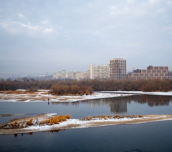 Рыбак на Енисее. Вид с Вантового, или Виноградовского моста в Красноярске