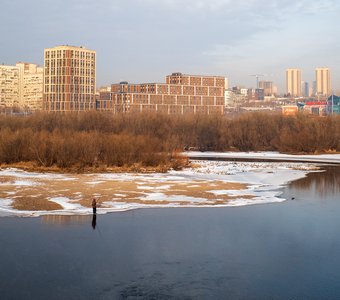 Рыбак на Енисее. Вид с Вантового, или Виноградовского моста в Красноярске