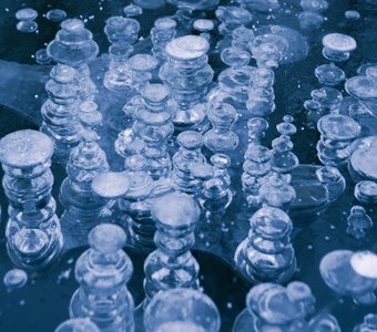 Пузырьки воздуха застывшие на первом льду