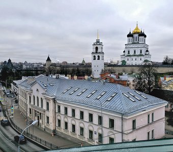 Псков с видовой площадки Звонницы храма Космы и Дамиана с Примостья теплым декабрем