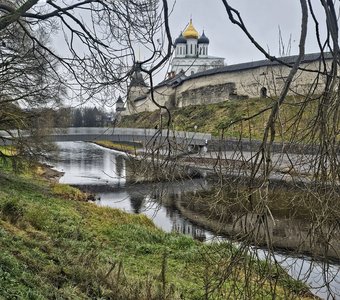 Новый пешеходный мост через Пскову под стенами Псковского Крома