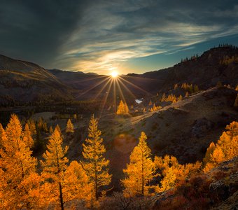 Последние лучи заходящего солнца