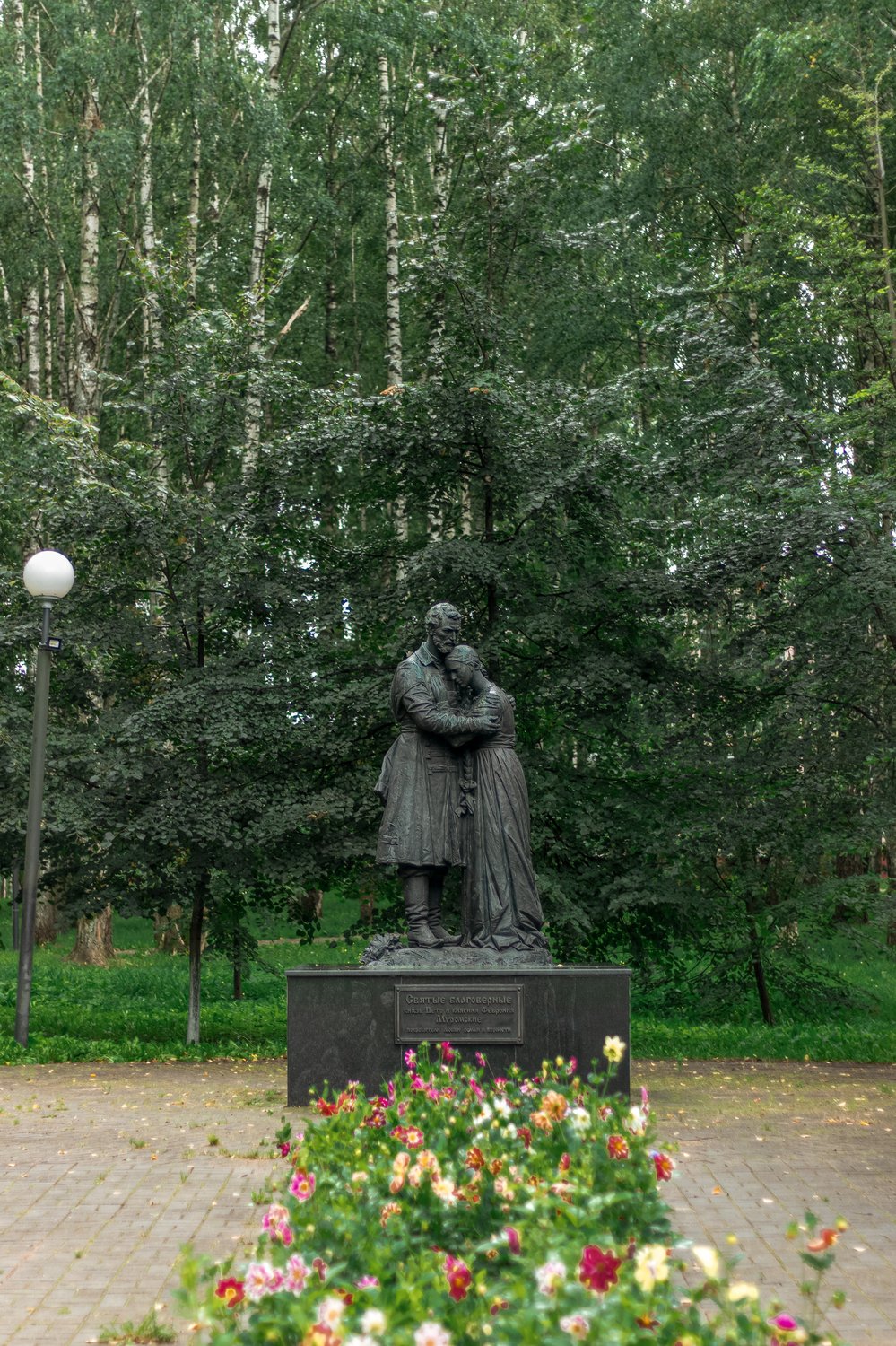 Памятник Петру и Февронии