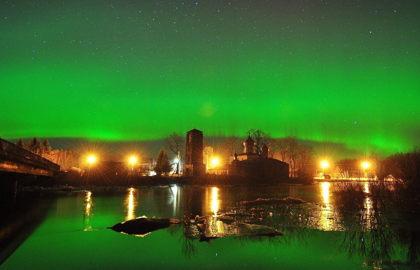 Аврора в небе и в воде