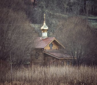 Часовня св. Серапиона Изборского над Богородицким родником.