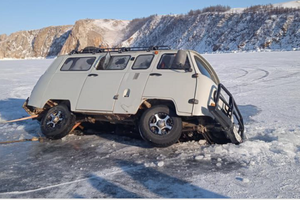 УАЗ с туристами провалился под лед на Байкале