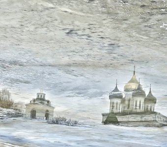Картинное отражение в снежно-ледяной луже. Псковский Кром
