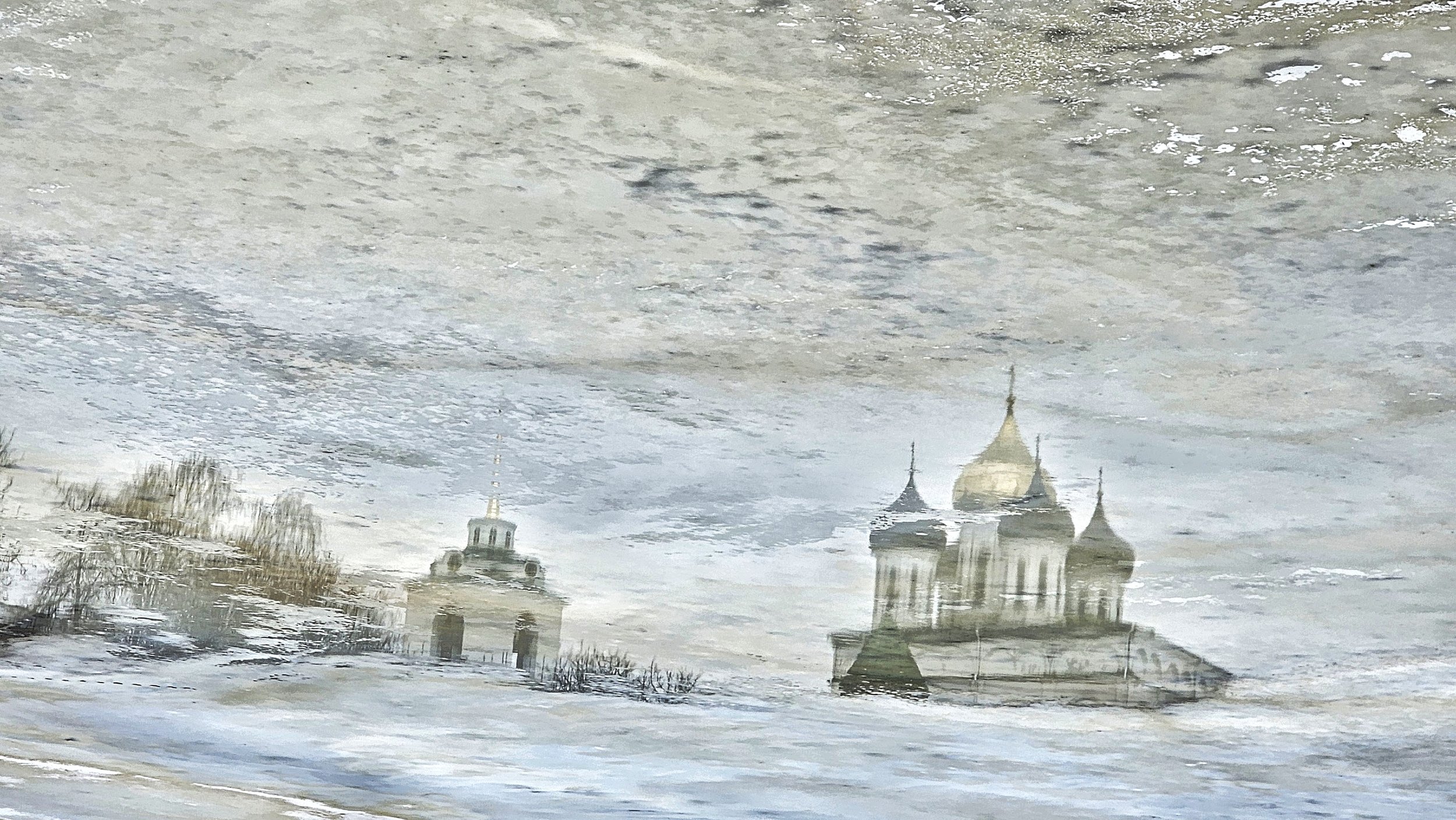 Картинное отражение на ледяной  Великой. Псковский Кром